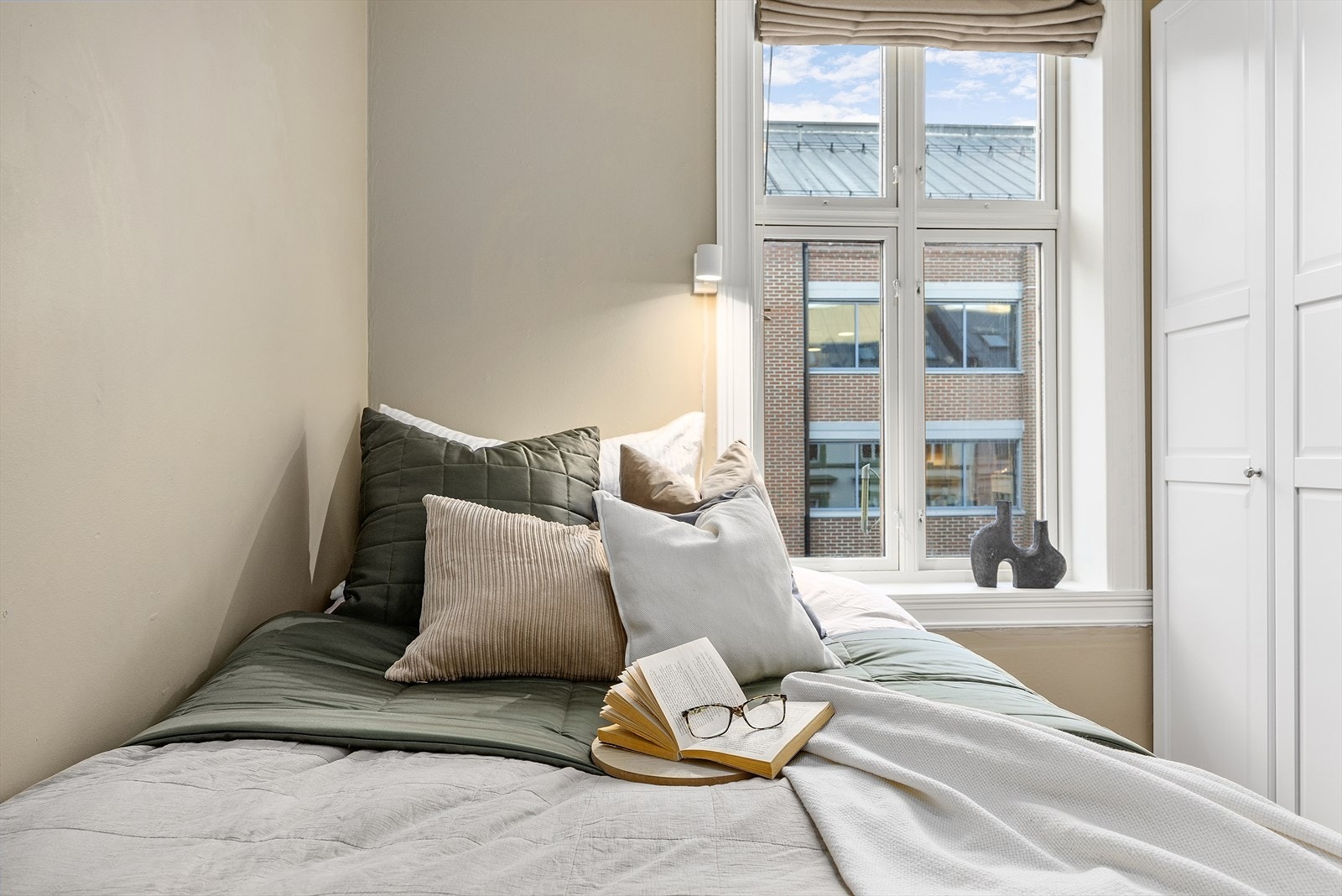 Malte vegger i lyse, harmoniske fargetoner skaper et rolig uttrykk. Galleribilde