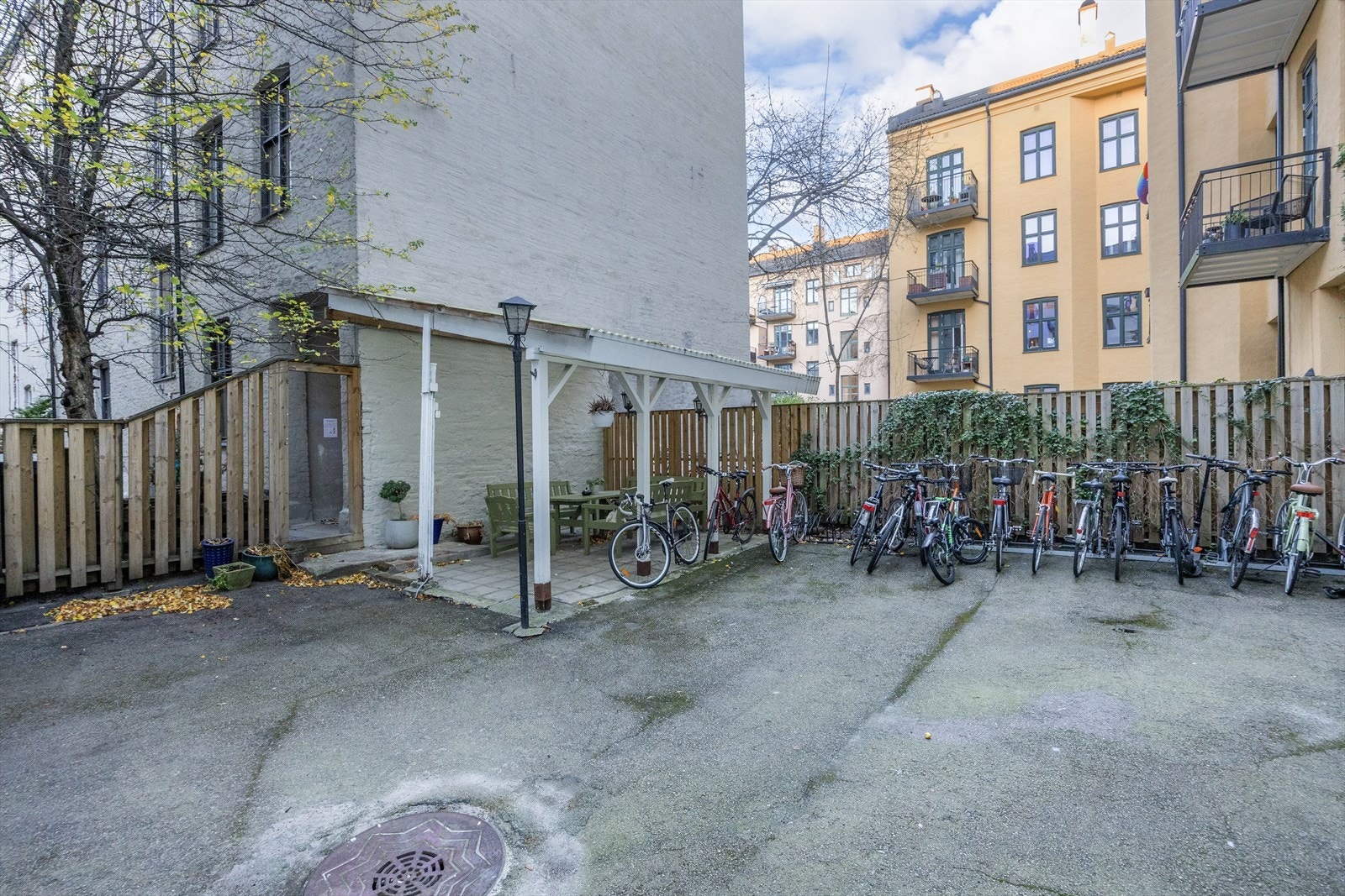 Leiligheten har tilgang til en rolig og idyllisk bakgård med sittegrupper og sykkelparkering. Galleribilde