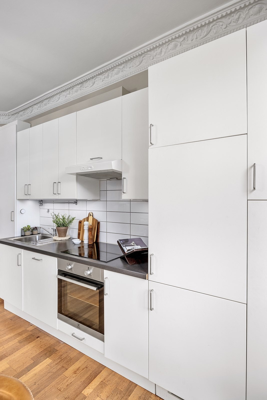 Laminat benkeplate og fliser mellom benk og skap gir en flott kontrast. Galleribilde