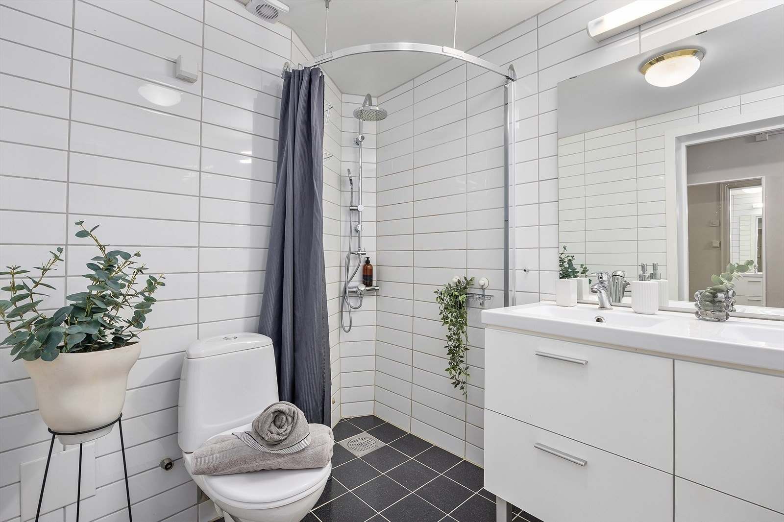 Moderne, flislagt bad fra 2009 med varmekabler - behagelig året rundt. Galleribilde