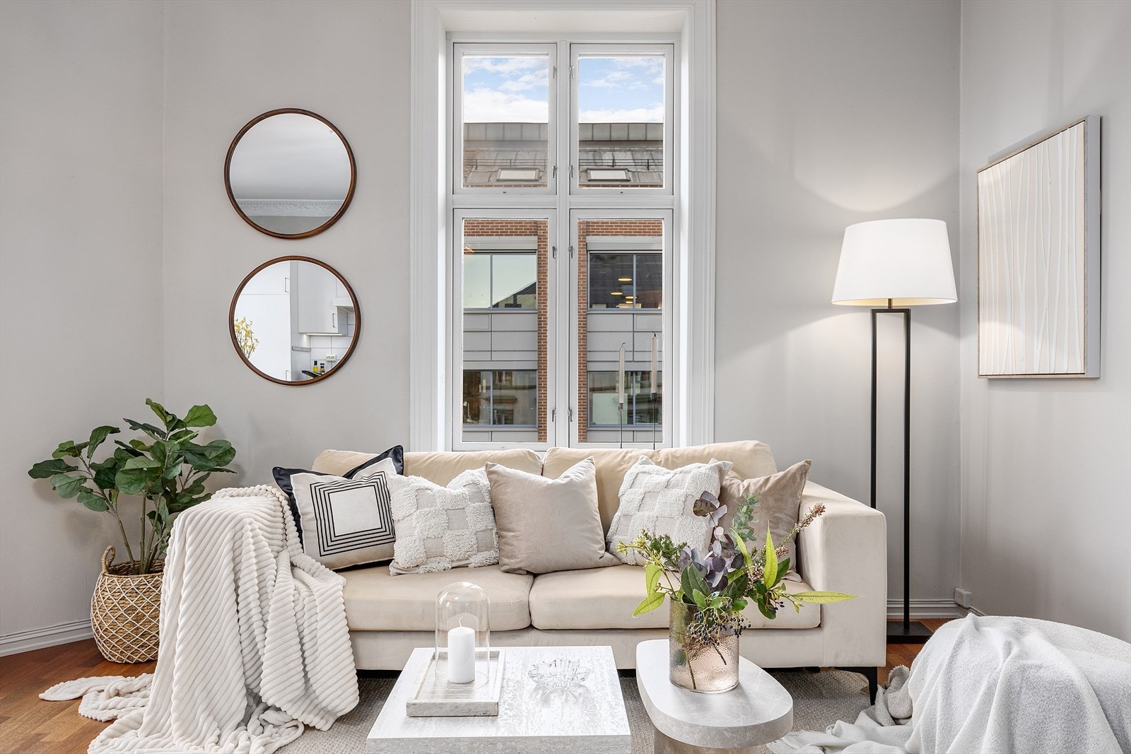 En innbydende stue med store vinduer som gir rikelig med naturlig lys. Galleribilde