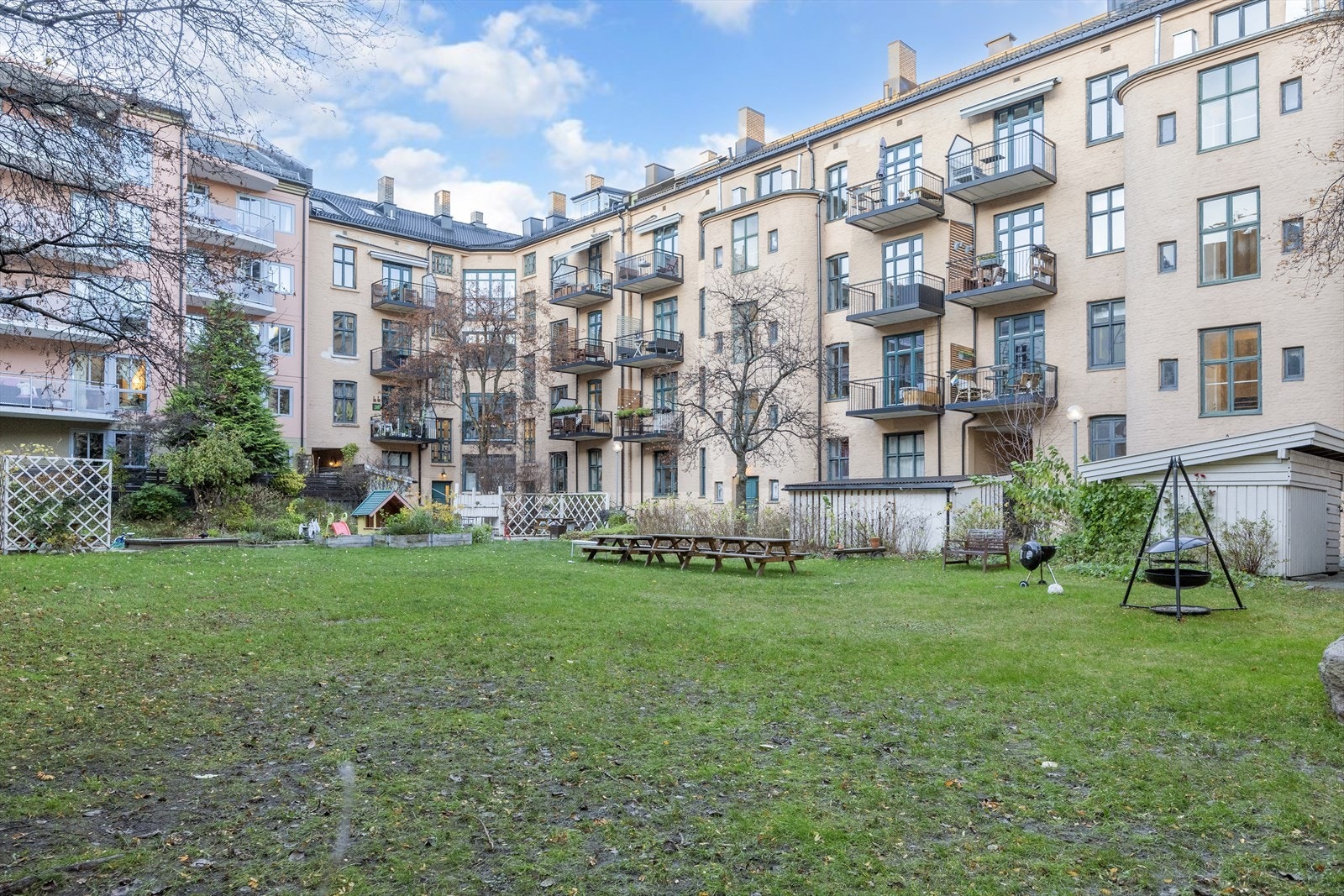 Koselig og opparbeidet bakgård med flotte grøntarealer og gode solforhold. Galleribilde