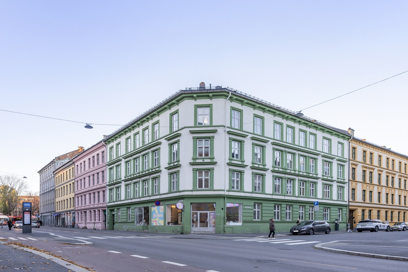 Svært godt kollektivtilbud med trikk, buss og T-bane i umiddelbar nærhet. Galleribilde