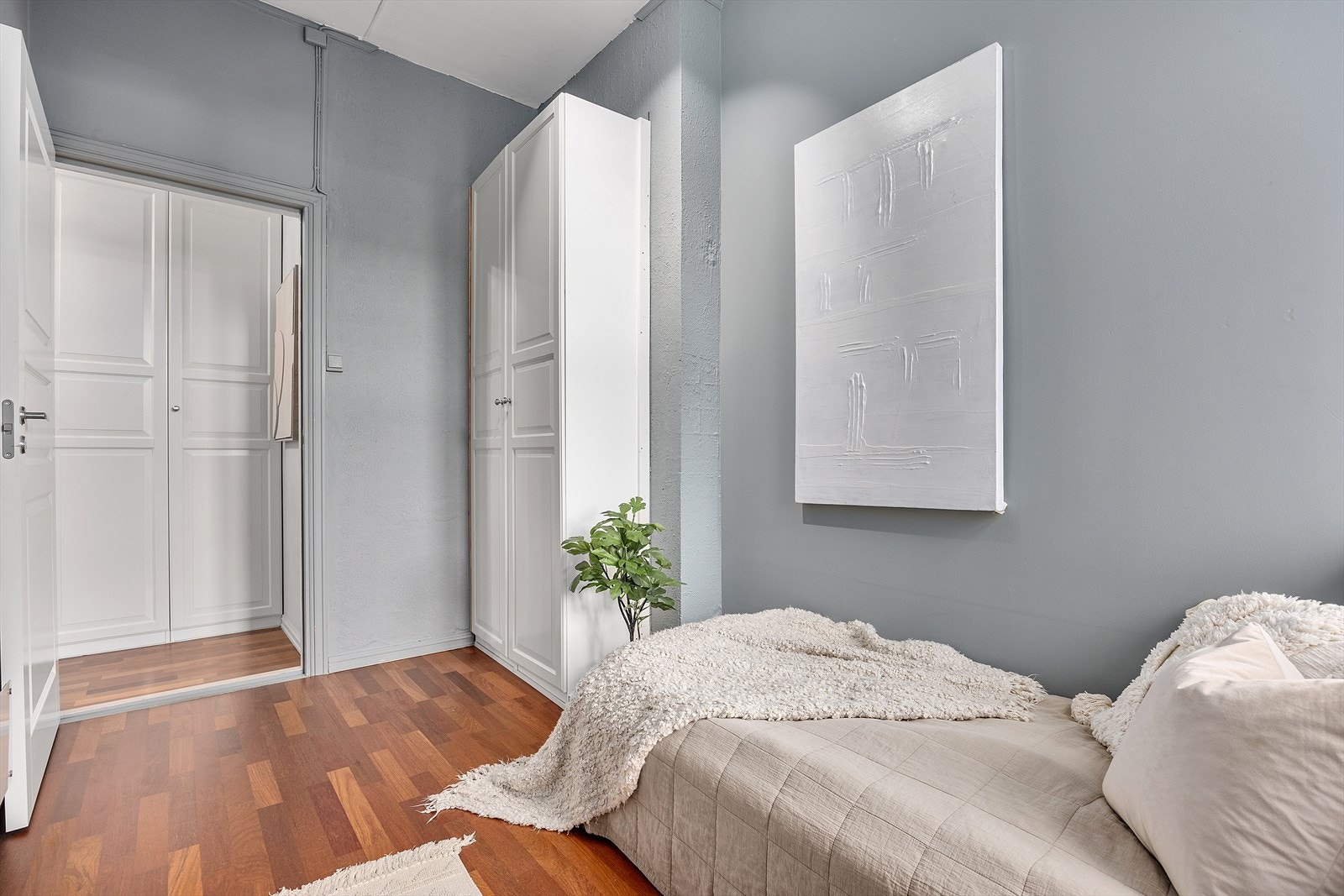 Begge soverommene har god plass til oppbevaring og garderobeløsning. Galleribilde