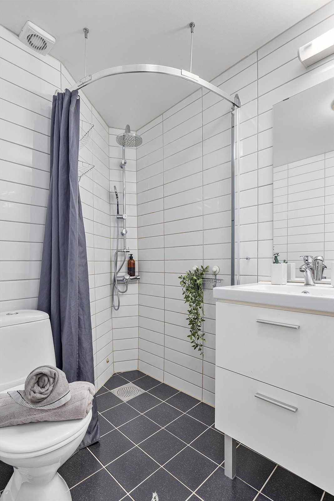 Lyst og tidløst bad - enkelt å sette sitt personlige preg. Galleribilde