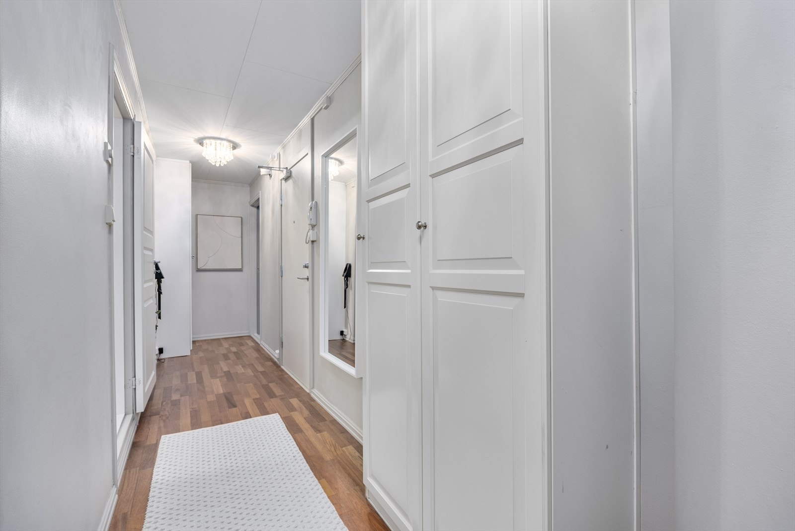 Romslig gang med god plass til oppbevaring av yttertøy og sko. Galleribilde