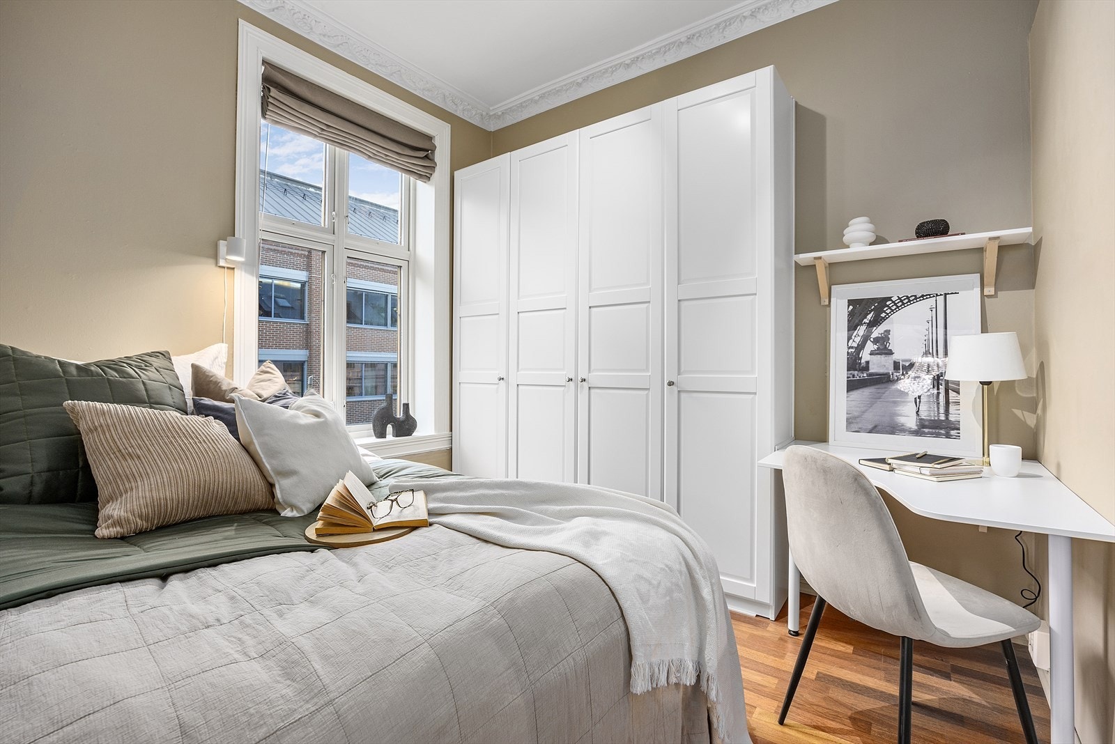 Hovedsoverommet er romslig med god plass til dobbeltseng og garderobeløsning. Galleribilde