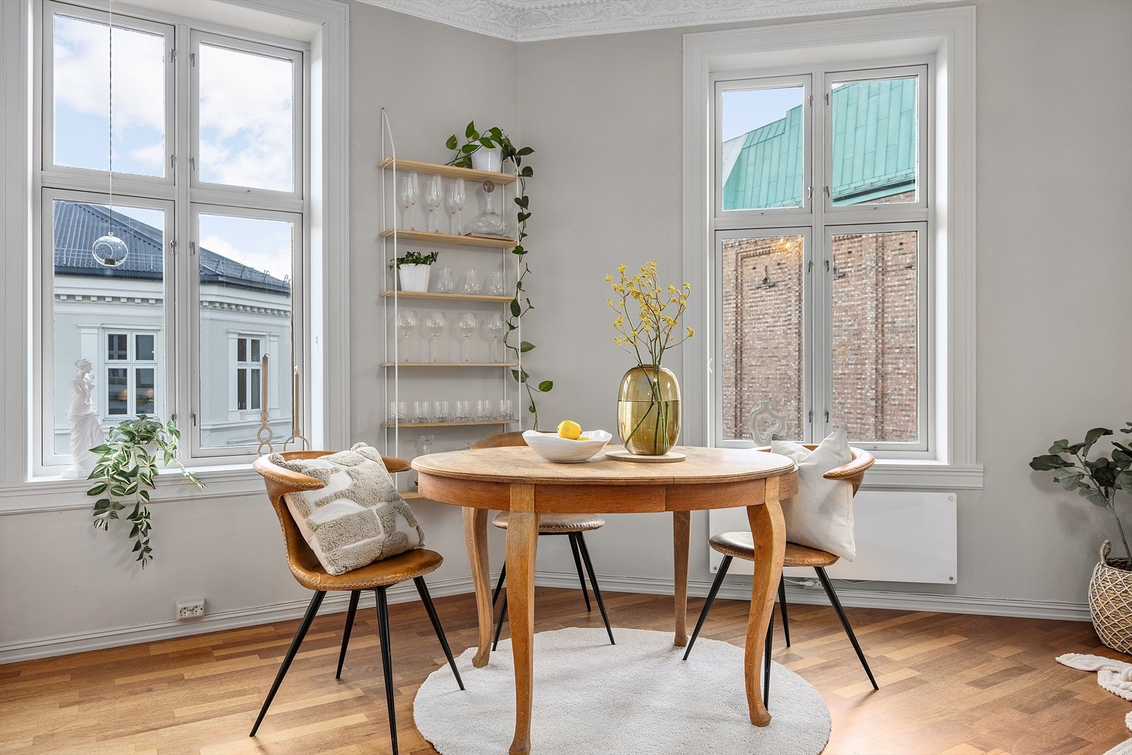 Plass til spisebord i tilknytning til kjøkkenet - perfekt for hyggelige måltider. Galleribilde