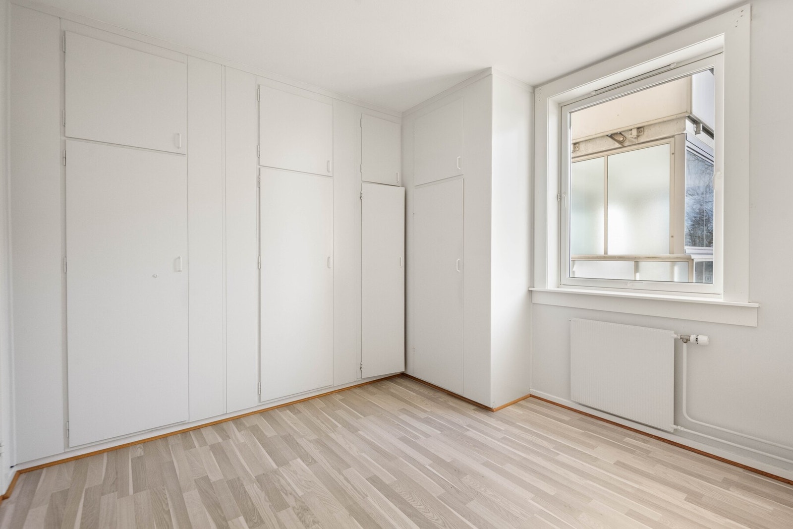 Det er i dag innebygd garderobeløsning på soverommet Galleribilde