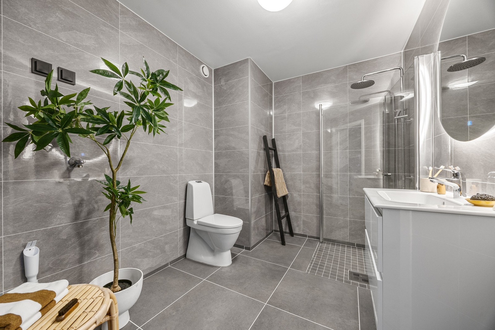 Badet ble oppusset i 2025 med fliser på gulv, baderomsplater og nye baderomsinnredninger. Galleribilde