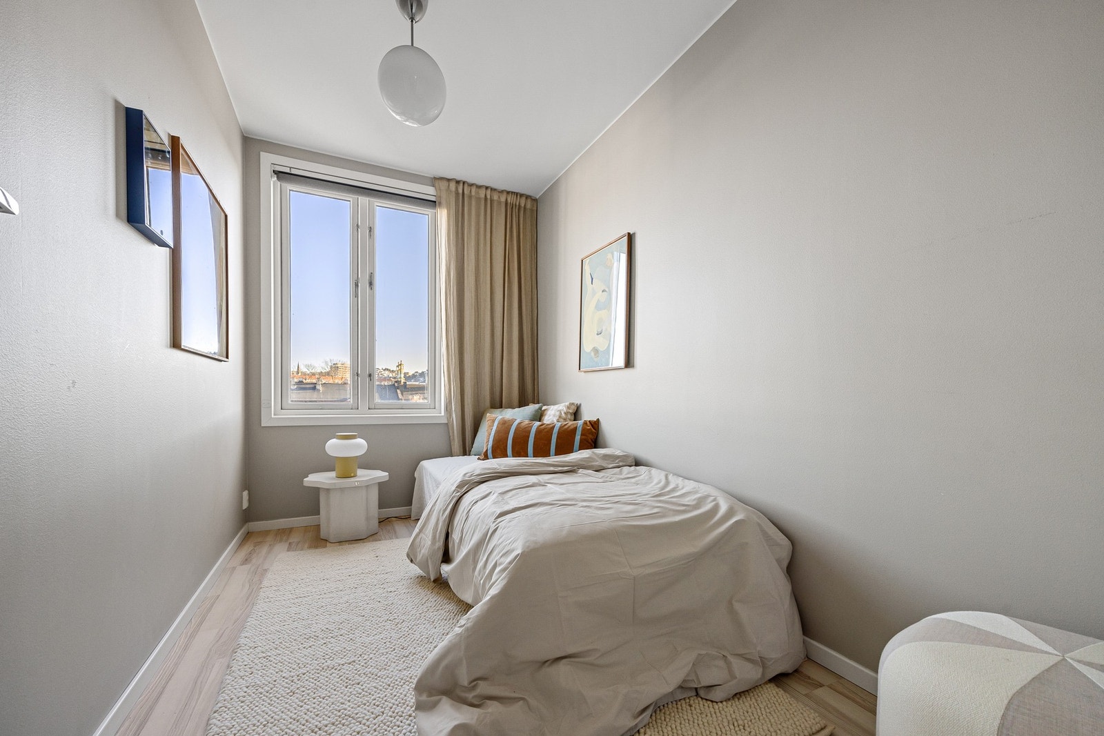 Soverom 2 byr også på plass til garderobeløsning og seng. Galleribilde