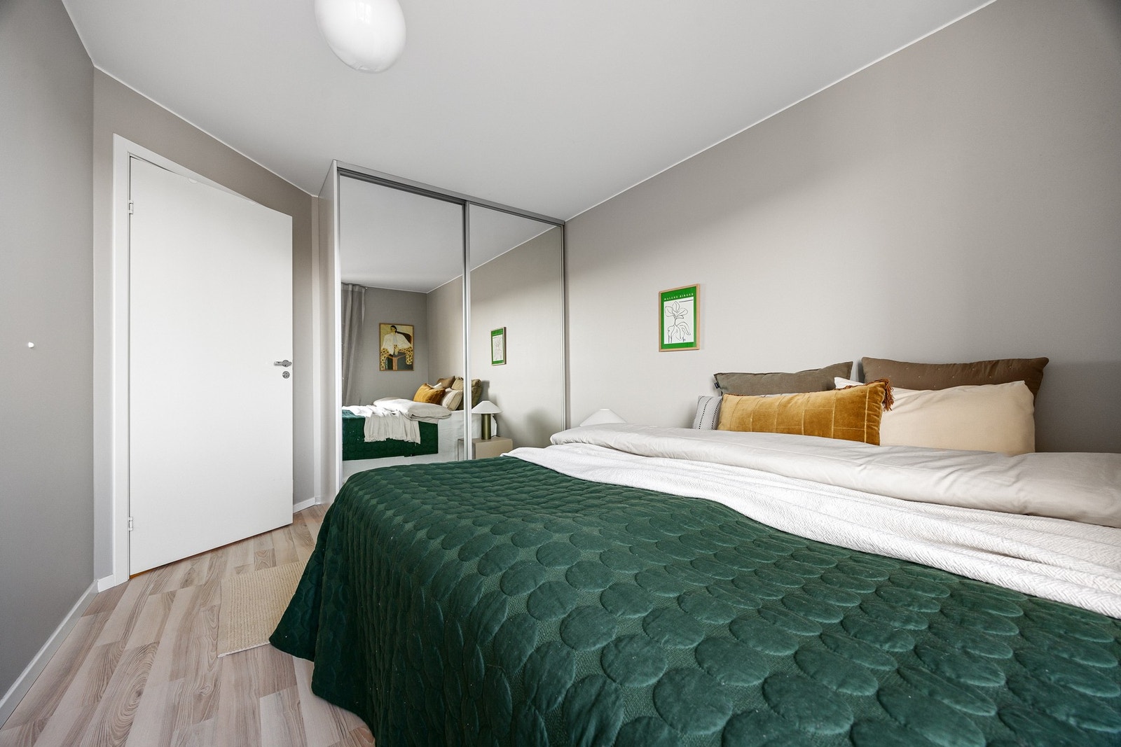 Hovedsoverom med skyvedørsgarderobe og plass til stor dobbeltseng. Galleribilde