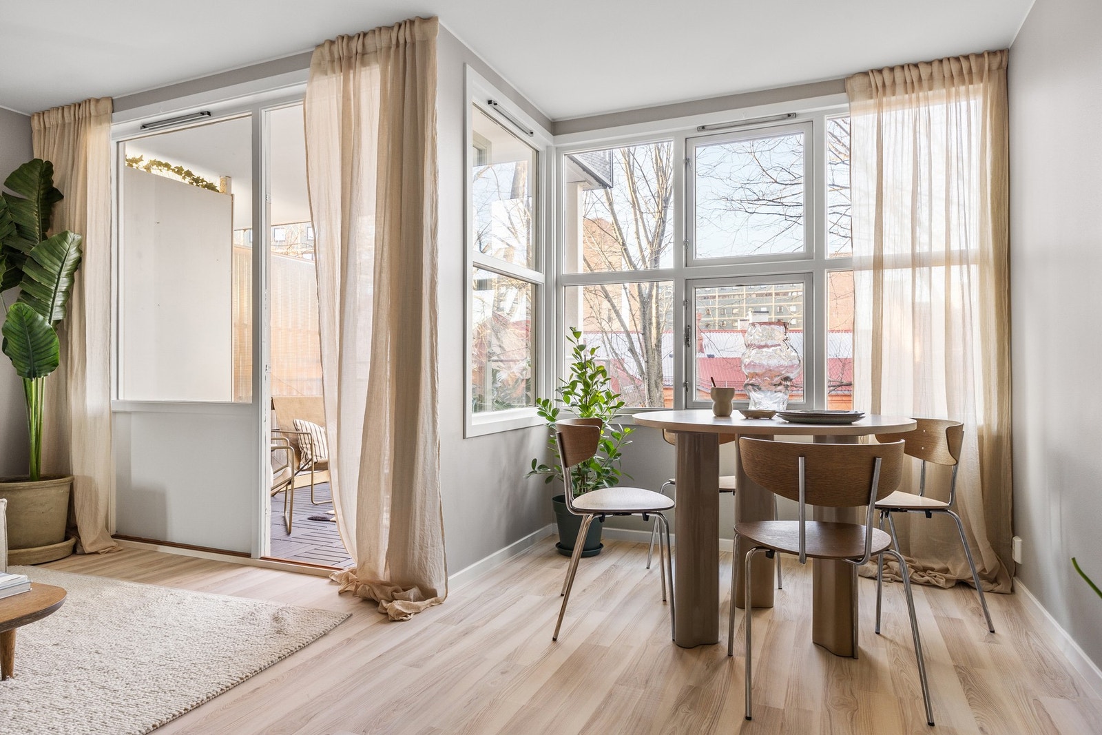 Leiligheten har en meget god planløsning med stor åpen stue/kjøkken-løsning som gir mulighet for ulike møbleringsløsninger. Galleribilde