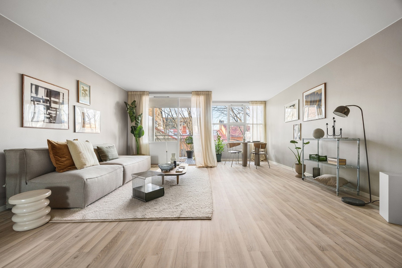 Leiligheten er innredet i delikate farger og fremstår lys og innbydende. Galleribilde