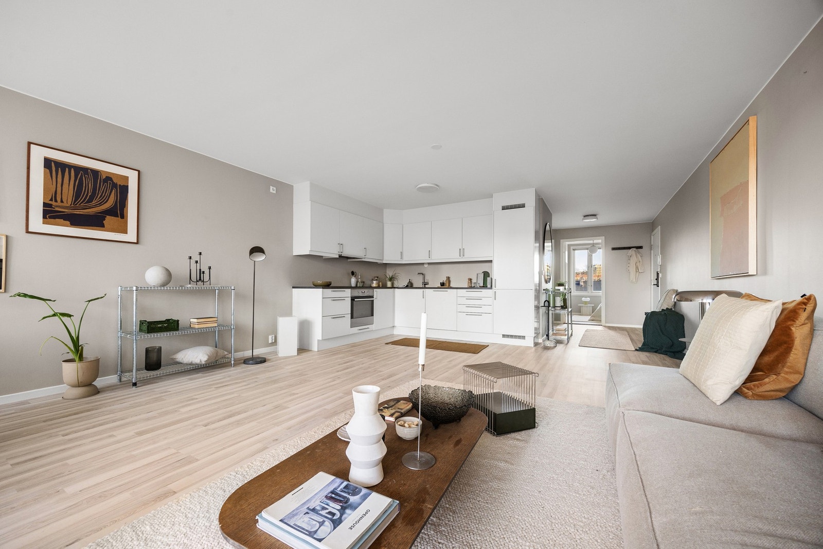 Sigdal-kjøkken fra 2016/2017, men innredningen er ikke tatt i bruk før 2021 og fremstår svært velholdt. Galleribilde