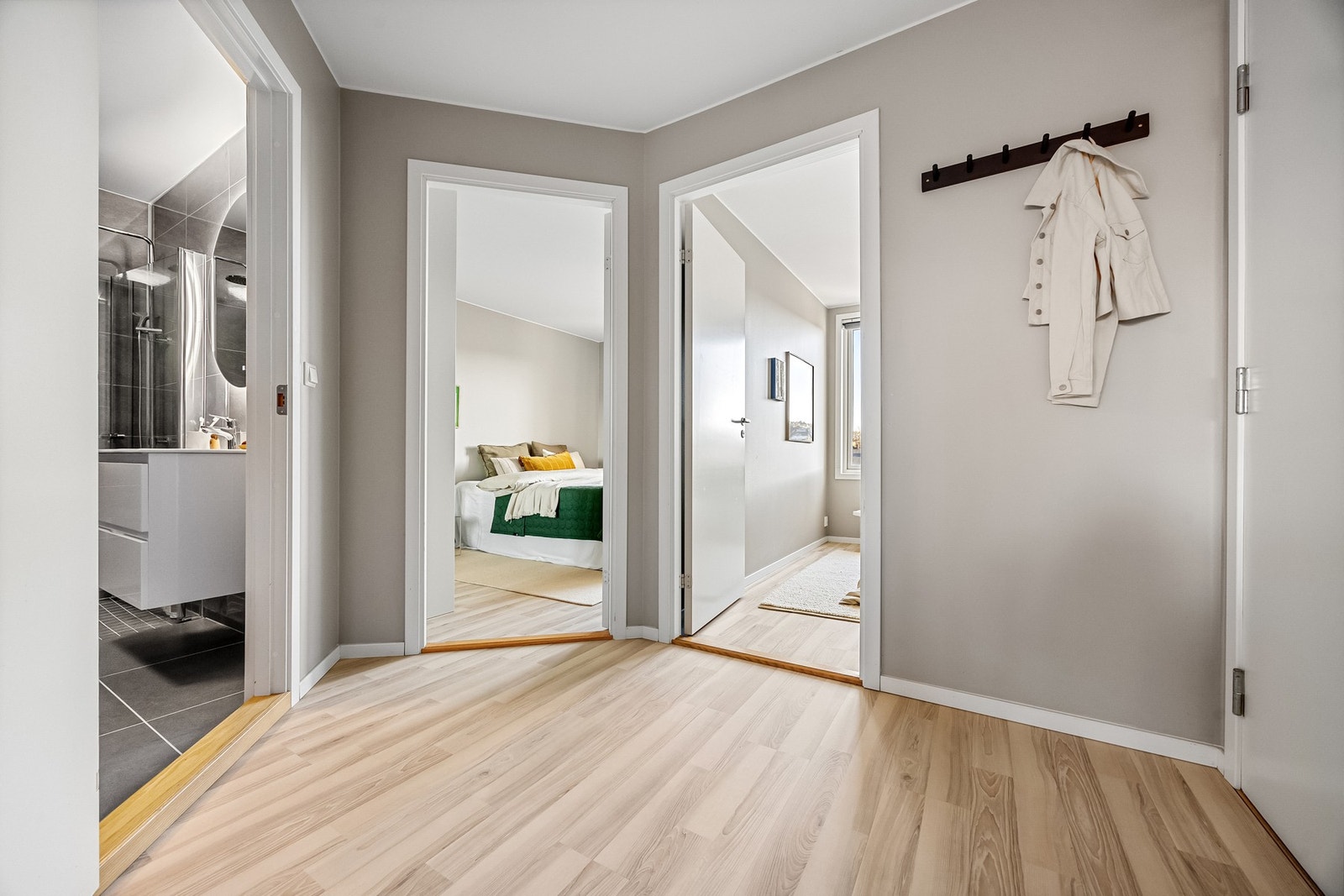 Entréen gir rom for gode oppbevaringsløsninger. Galleribilde