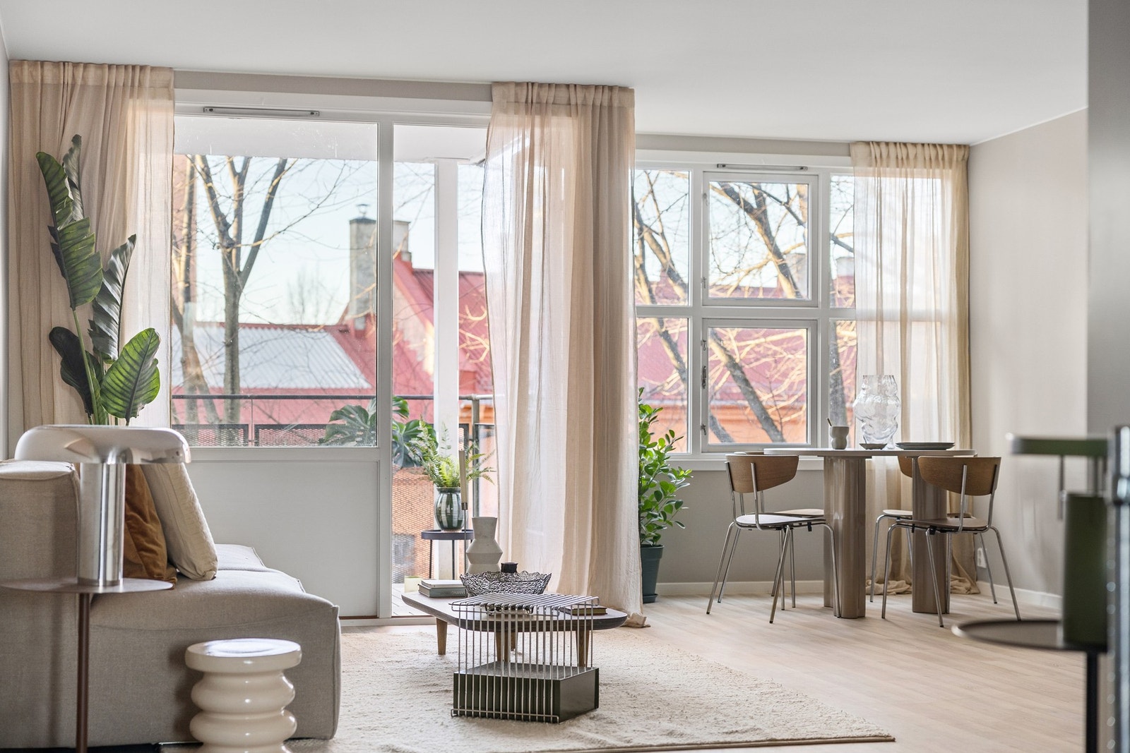 Leiligheten byr på 7 kvm balkong med takoverbygg, Sigdal-kjøkken og nyoppusset bad fra 2025! Galleribilde