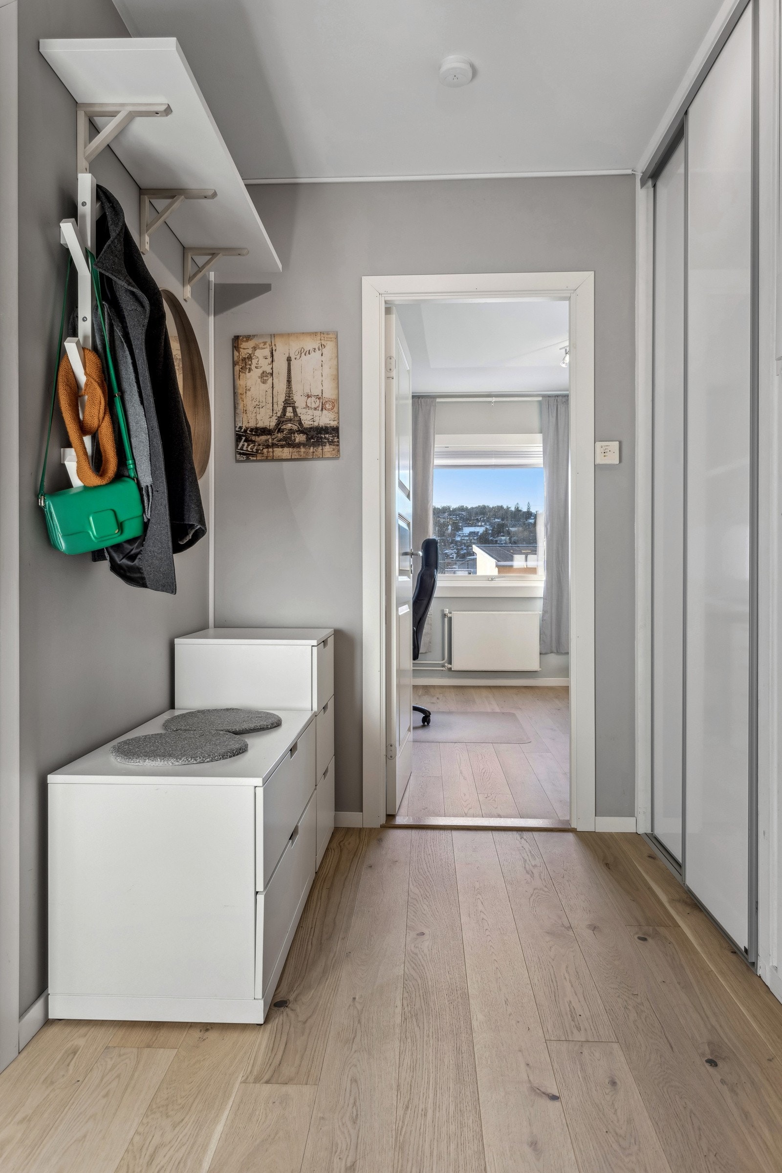 Entré med skyvedørsgarderobe og adkomst til soverom 2. Galleribilde