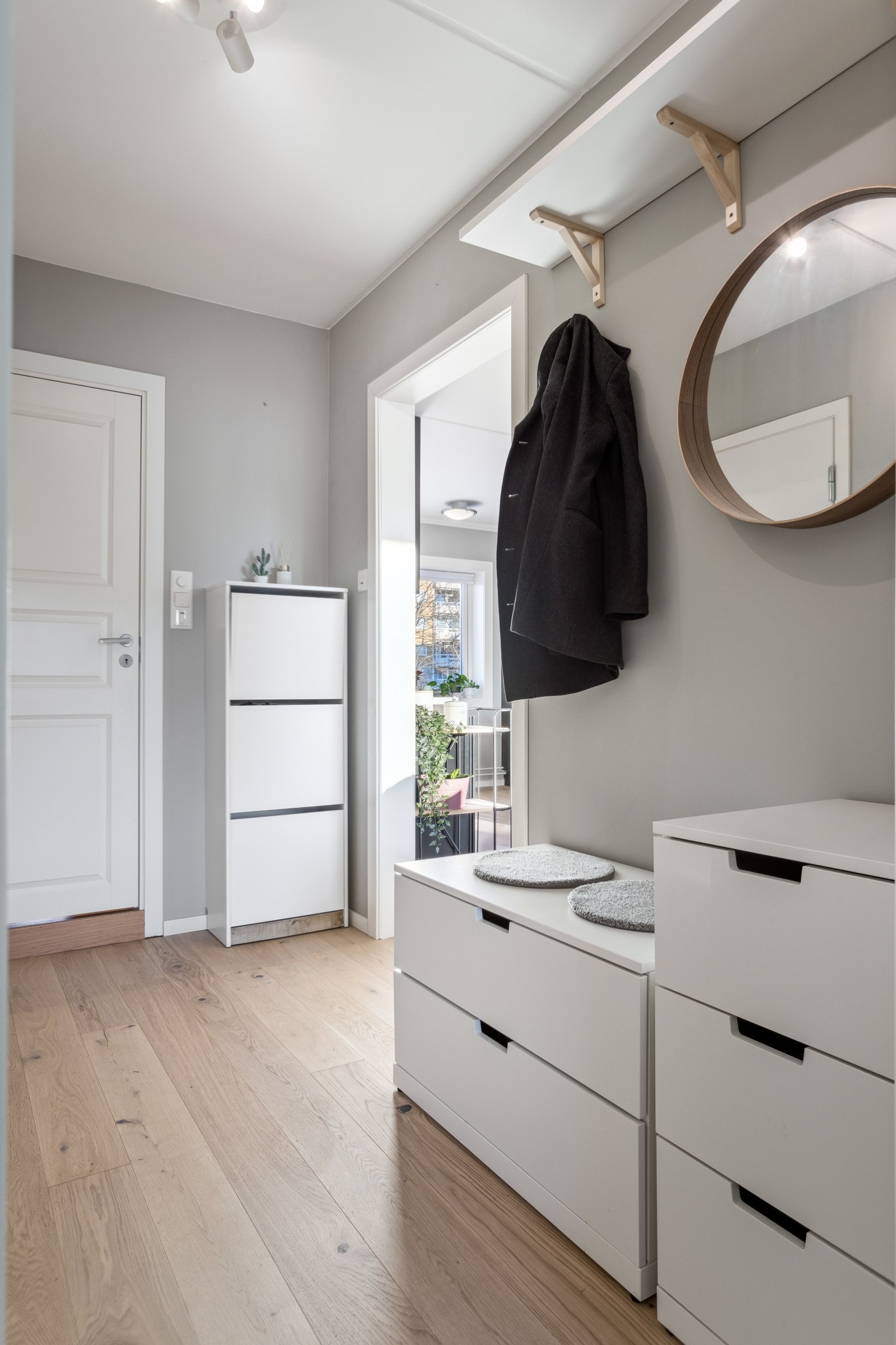 Entré med fin plass til yttertøy. Galleribilde