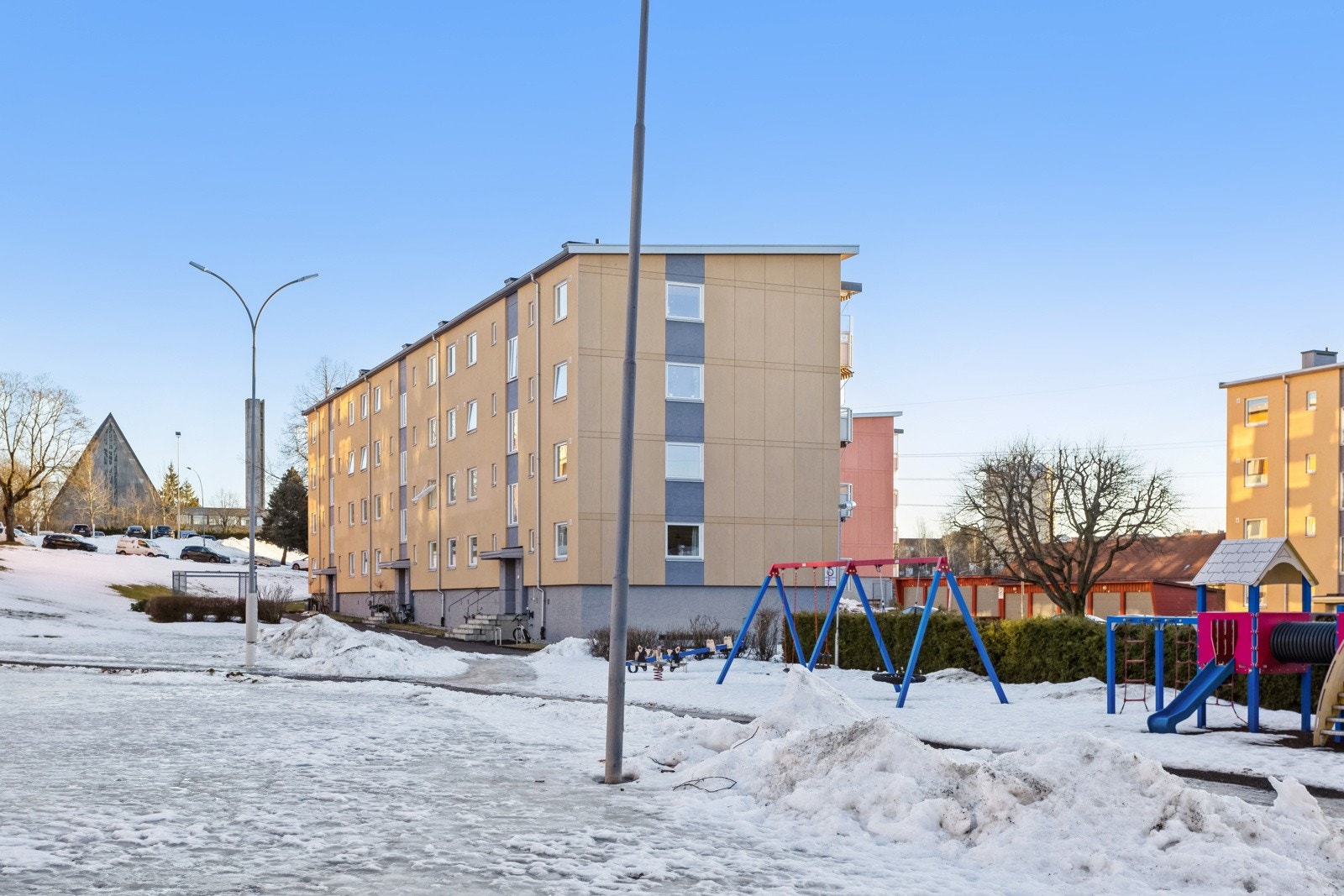 Svært barnevennlig nærområde med lekplass og akebakke rett utenfor døren. Galleribilde