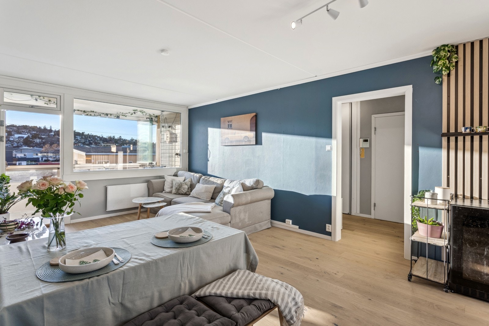 Innbydende stue med gode møbleringsmuligheter. Galleribilde