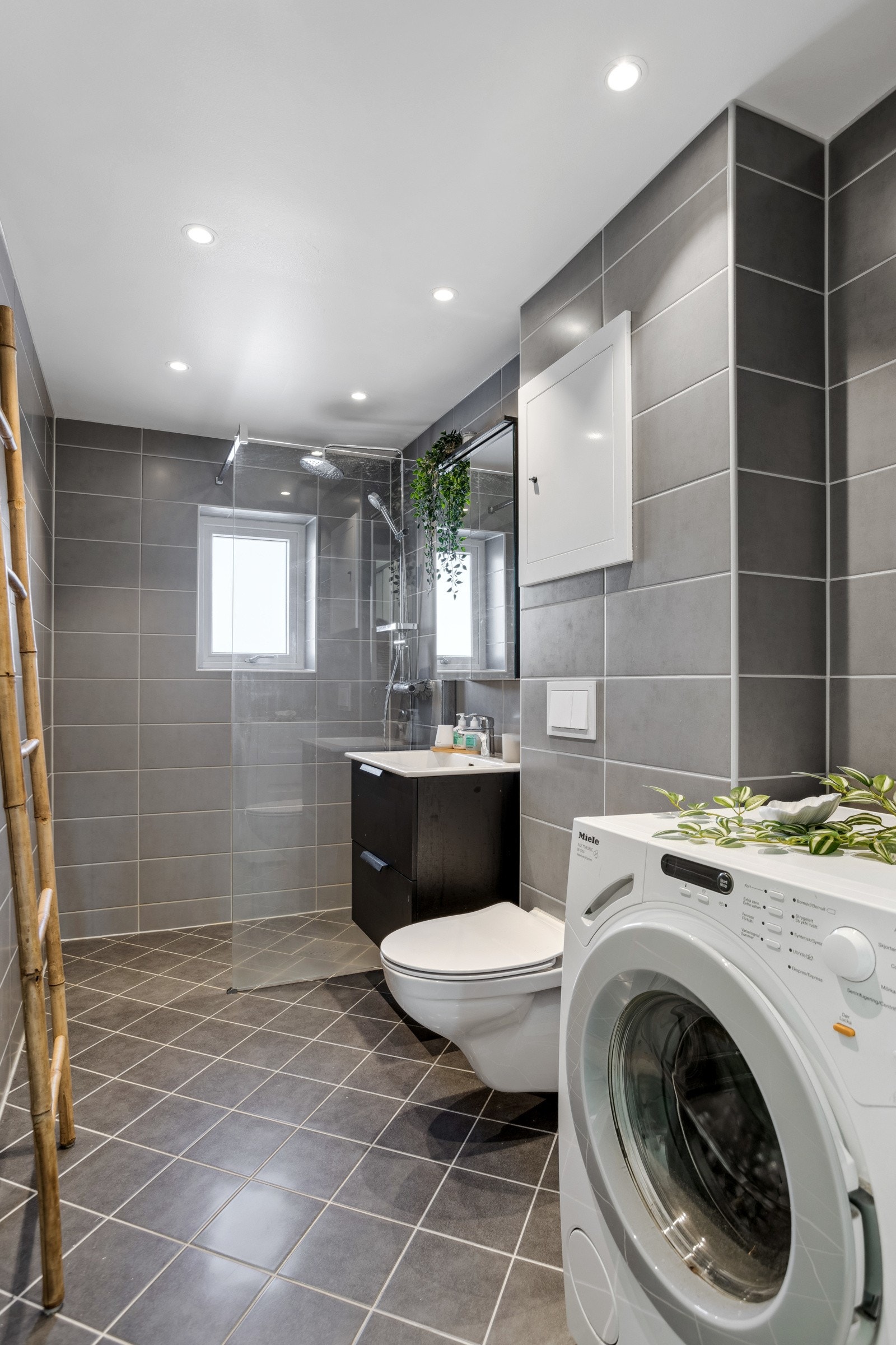 Delikat flislagt baderom med gulvvarme. Bad renovert i regi av borettslaget i 2021. Galleribilde