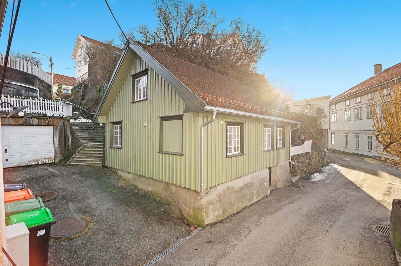 Fasade mot nord og vest. Legg merke til "blindvinduet" på gavlveggen som var vanlig i tidligere tider. Symmetri stod sentralt i datidens arkitektur. Galleribilde