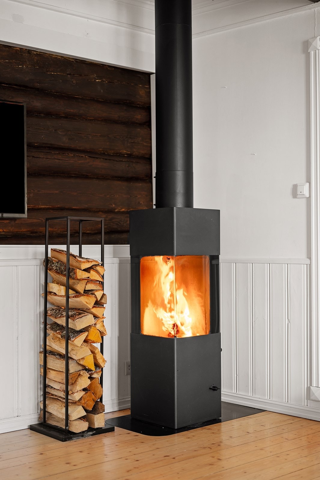 Moderne vendbar peisovn gir både hygge og varme. Flammene kan sees fra både sofakrok og spiseplass. Galleribilde
