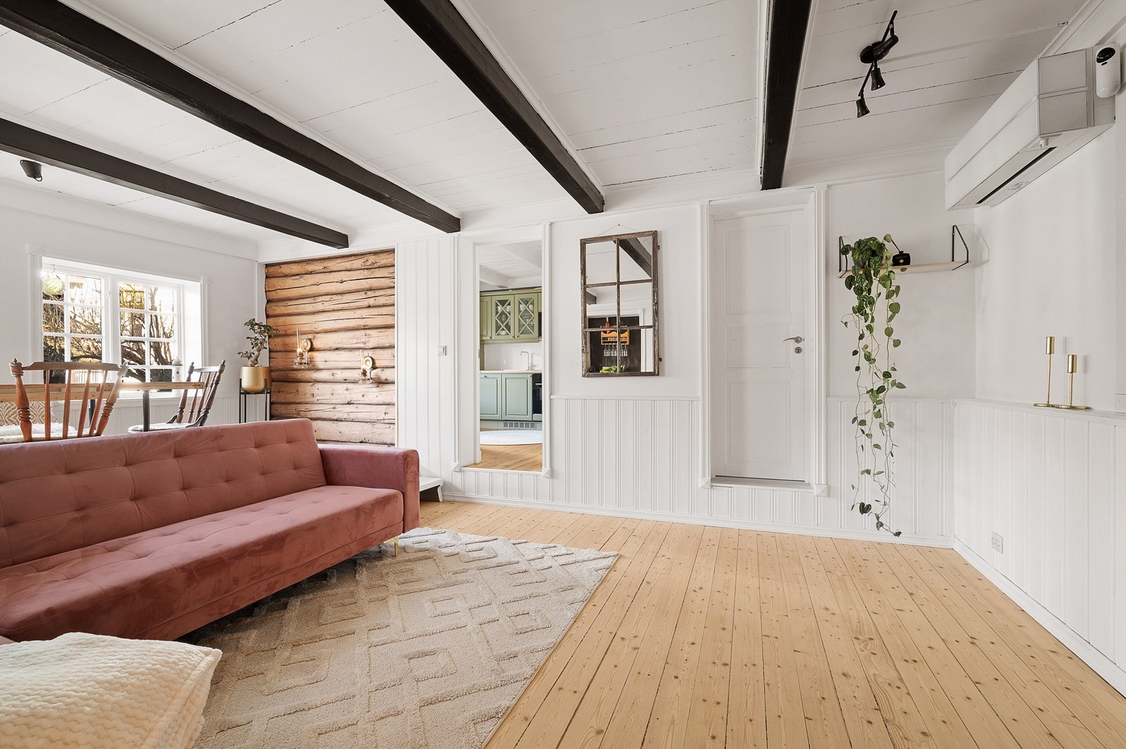 Selv om huset er lite er stuen luftig med sone for sofagruppe og spisebord. Galleribilde