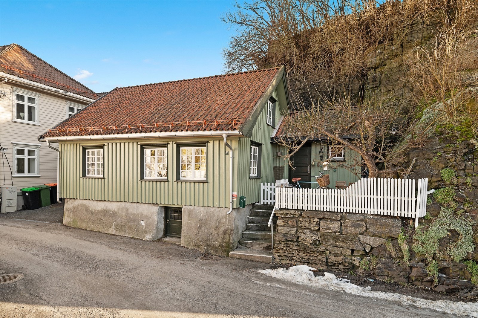 Huset har en tradisjonell grønnfarge med inspirasjon fra tidsepoken huset ble bygget. Om sommeren dekkes berget bak huset med grønne blader. Galleribilde
