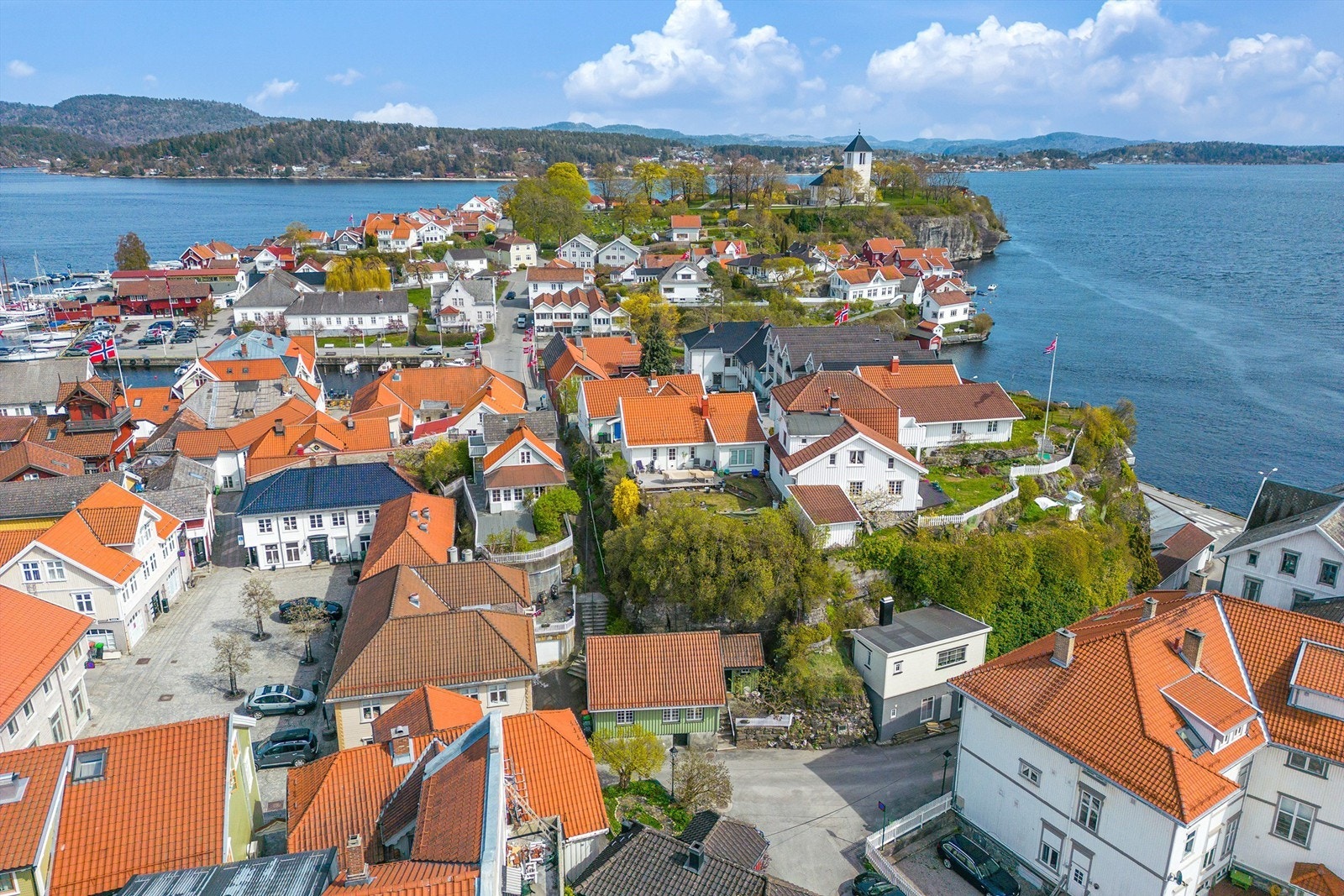 Huset ligger litt tilbaketrukket fra selve bykjernen, men det er bare en kort spasertur ned til torget og havna. Galleribilde