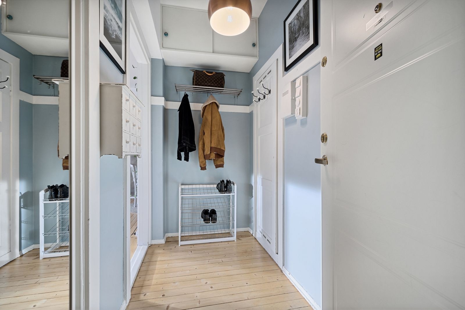 Lys og romslig entré, med tilgang til innvendig bod for ekstra oppbevaringsplass Galleribilde