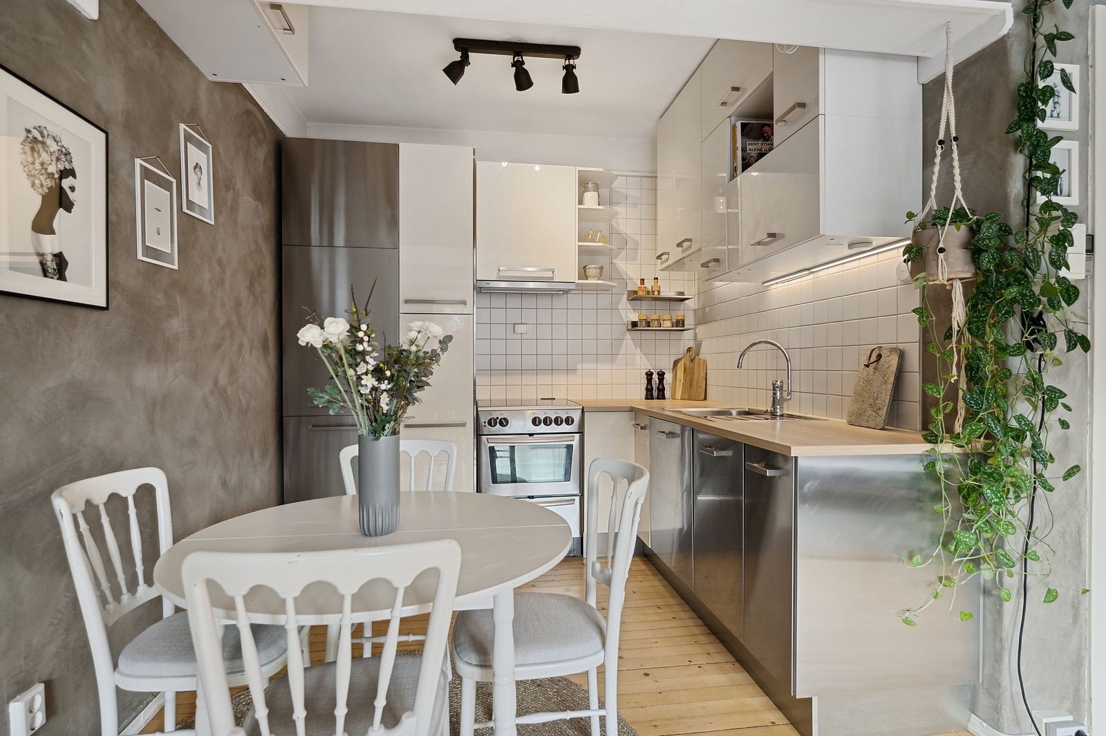 Pent kjøkken med plass til spisebord Galleribilde