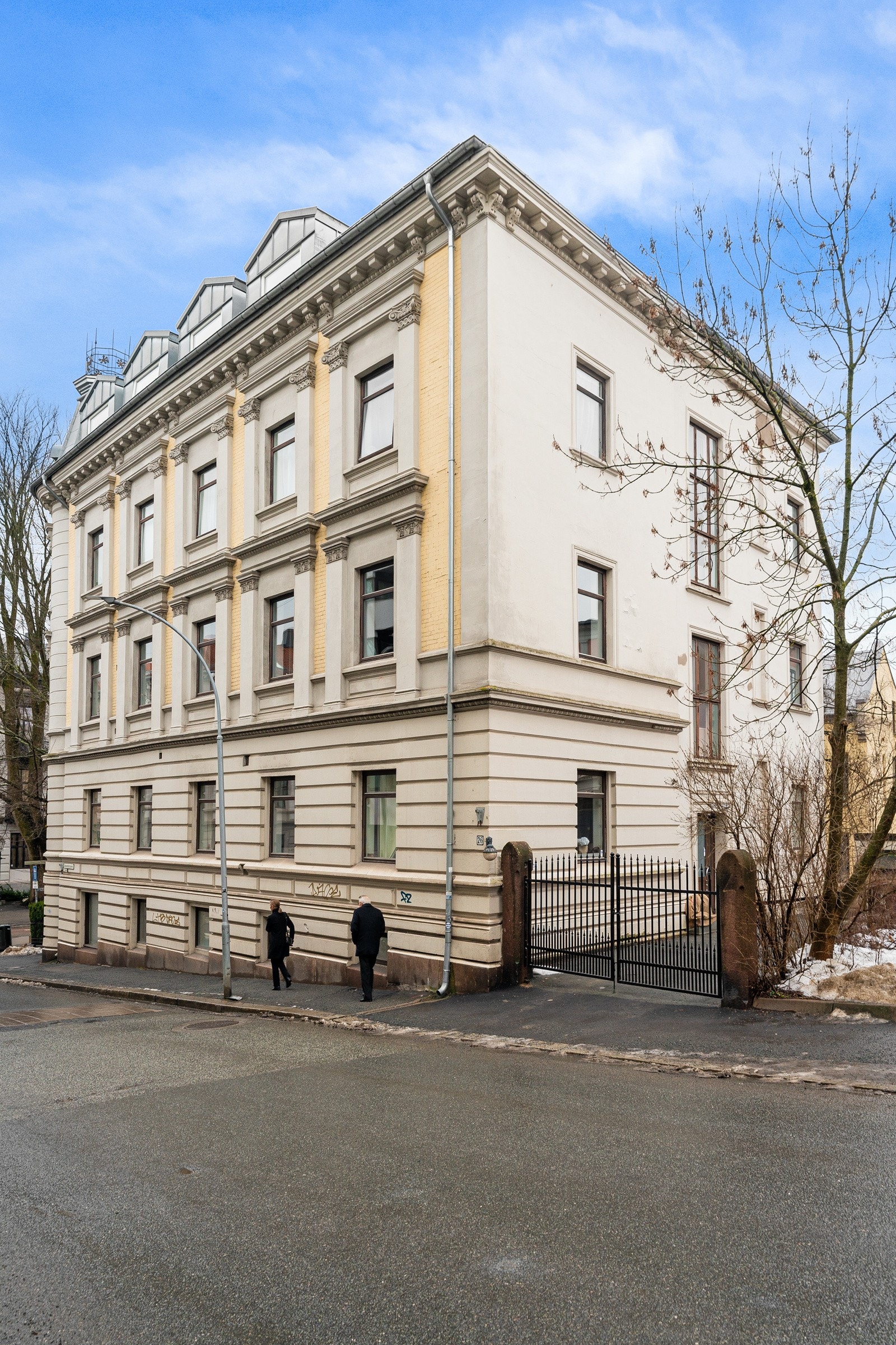 Ærverdig og klassisk 1890-gård på Uranienborg/Frogner omkranset av fasjonable bygårder og historiske villaer. Galleribilde