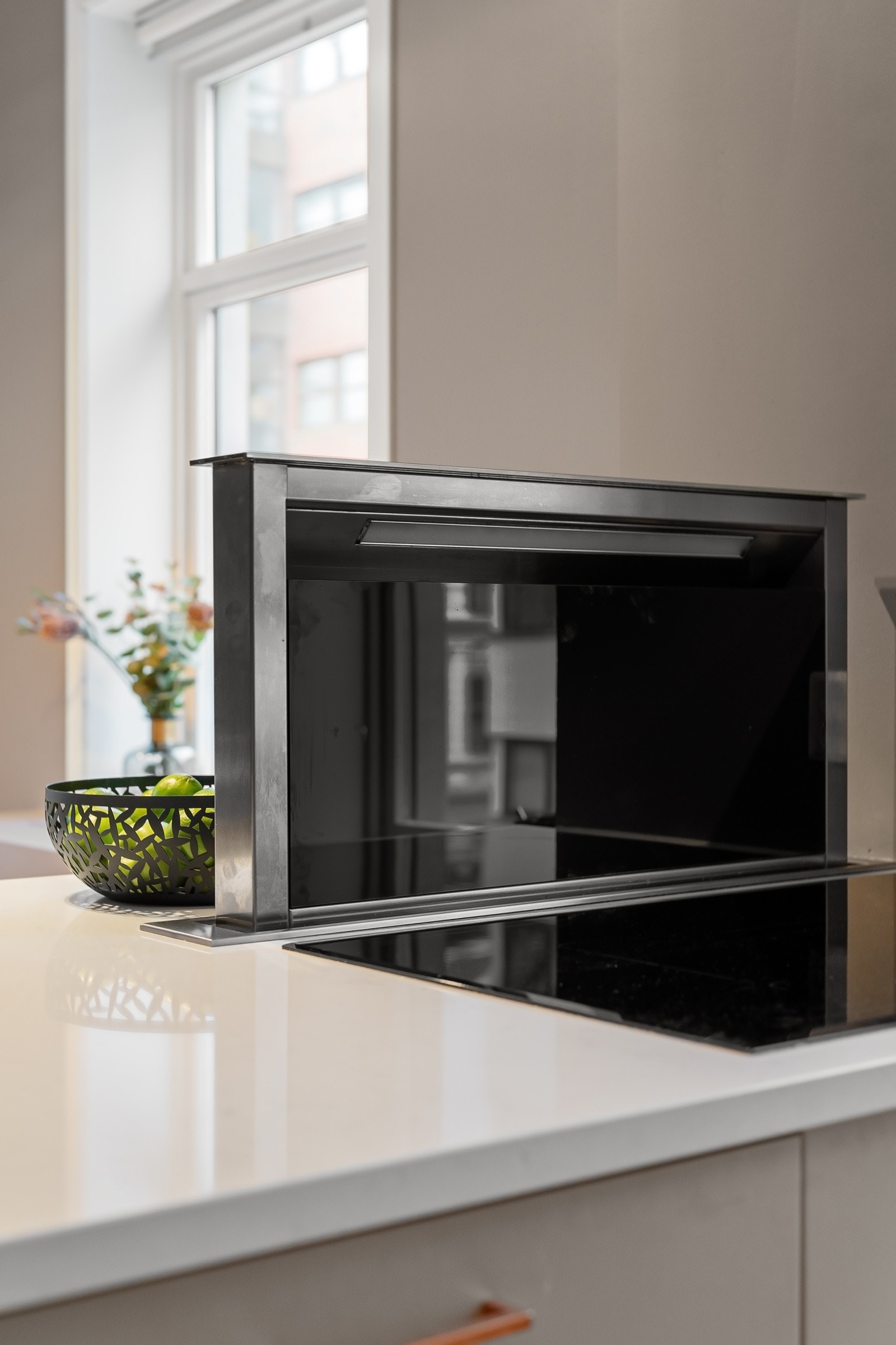 Stilren og påkostet platetopp med integrert ventilator. Galleribilde