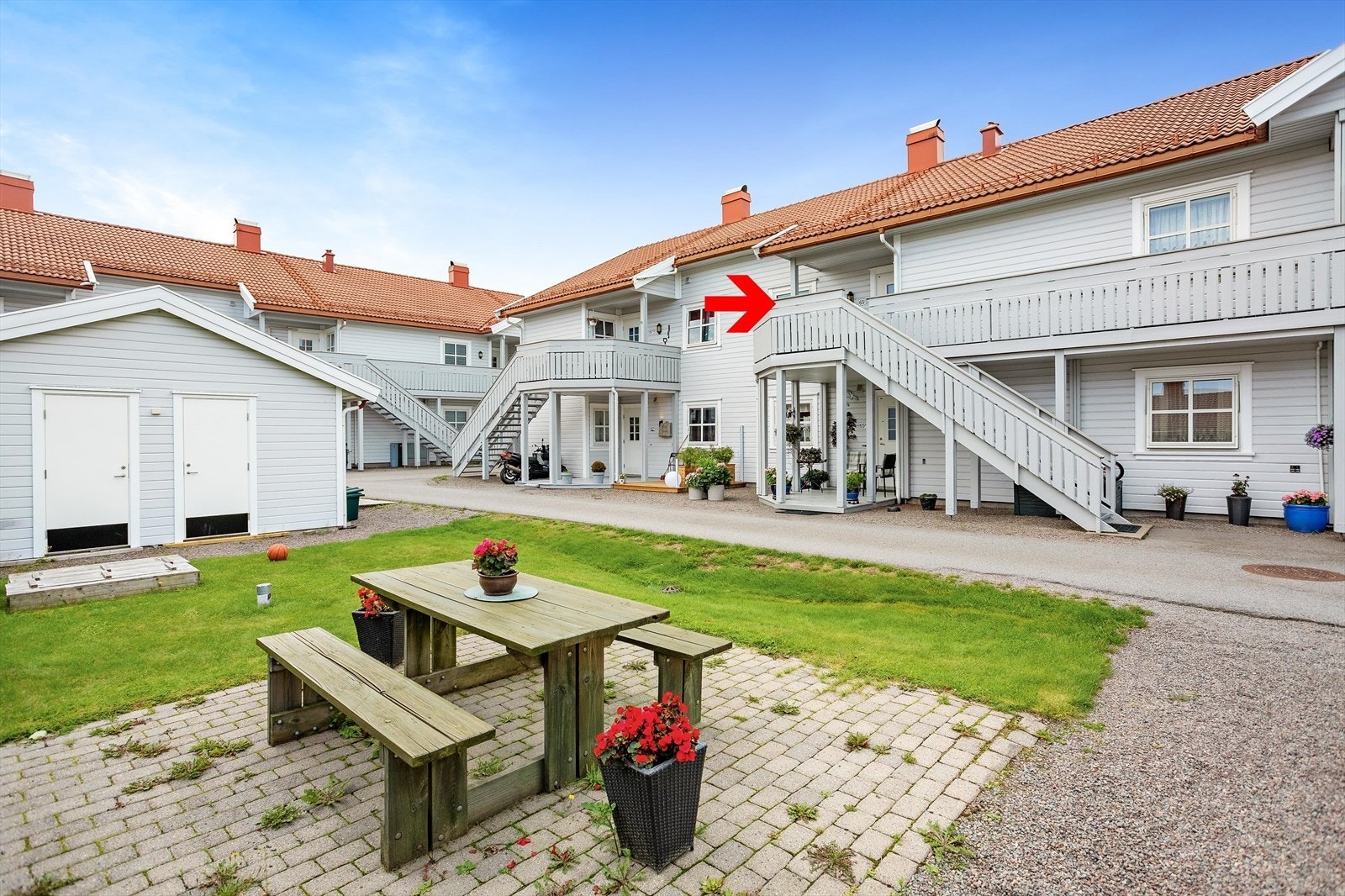 Leiligheten er beliggende i et veletablert og attraktivt borettslag med flotte uteområder. Galleribilde