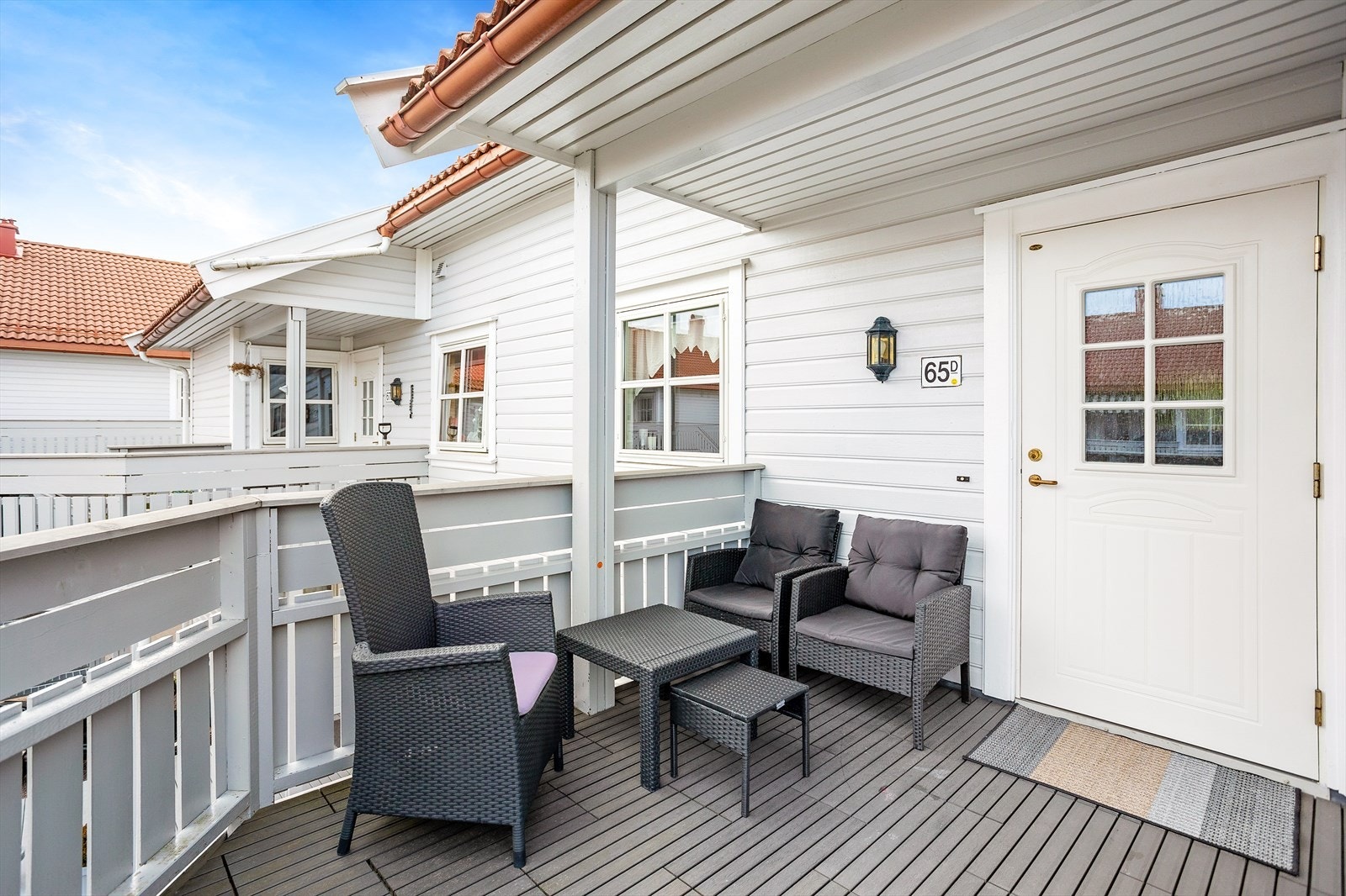 Fint overbygget inngangsparti som også fungerer som terrasse/uteplass. Her kan morgensolen nytes. Galleribilde
