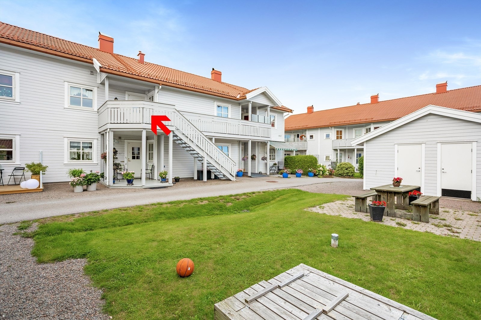 Borettslaget har meget fine uteområder. Gressklipping og snømåking er inkludert i fellesutgiftene. Galleribilde