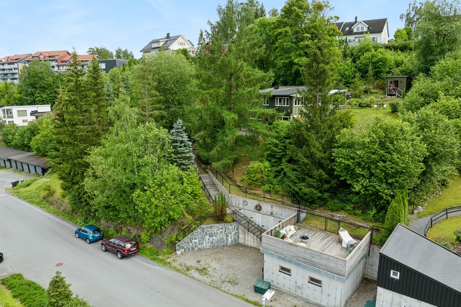 Oversiktsbilde av eiendommen hvor man ser garasjen som følger eiendommen Galleribilde