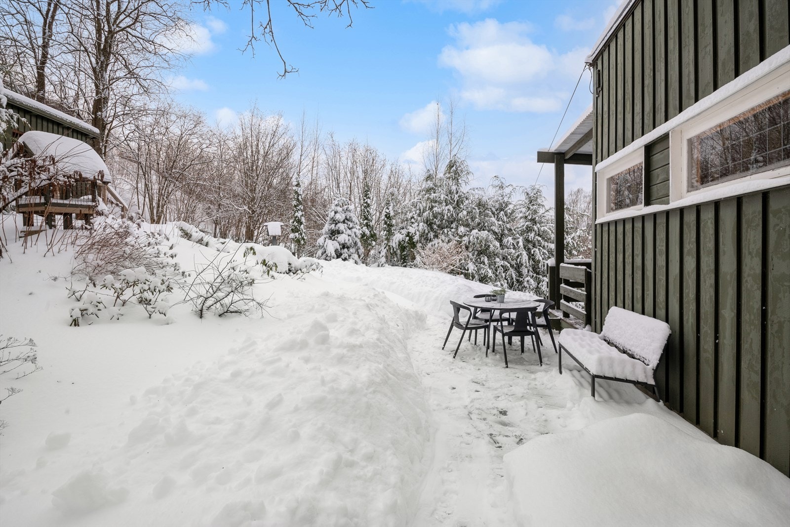 Bak huset er det flere soner/uteområder helt uten innsyn Galleribilde