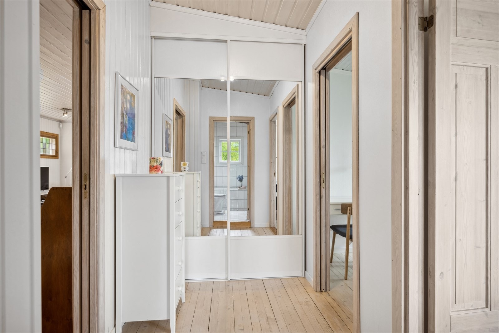 Fra mellomgang i soveromsavdeling Galleribilde