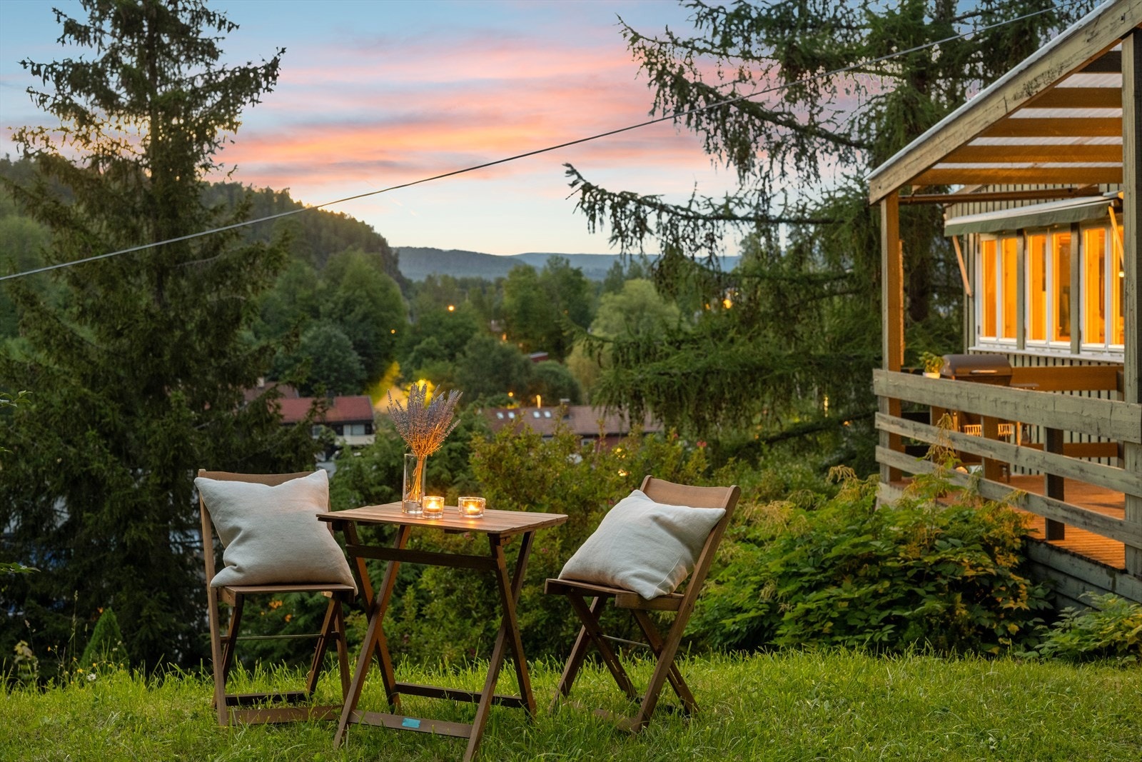 Boligen har en spennende og usjenert tomt med utsikt Galleribilde