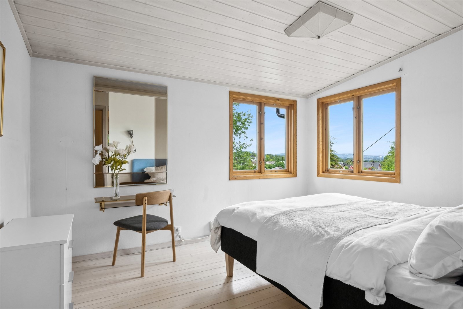 Hovedsoverom i første etasje med utsikt mot Holmenkollen! Galleribilde