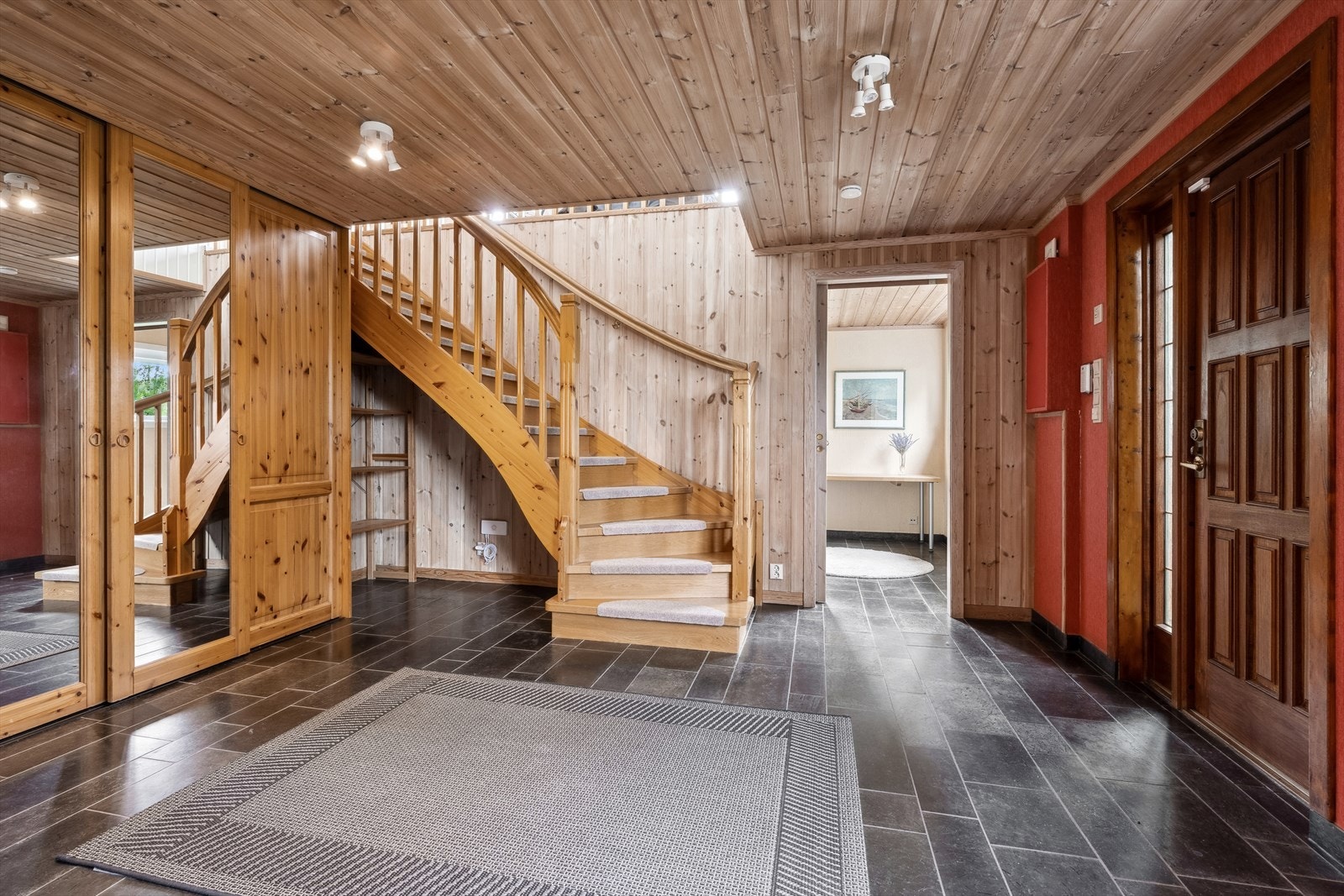 Romslig entré i underetasjen Galleribilde