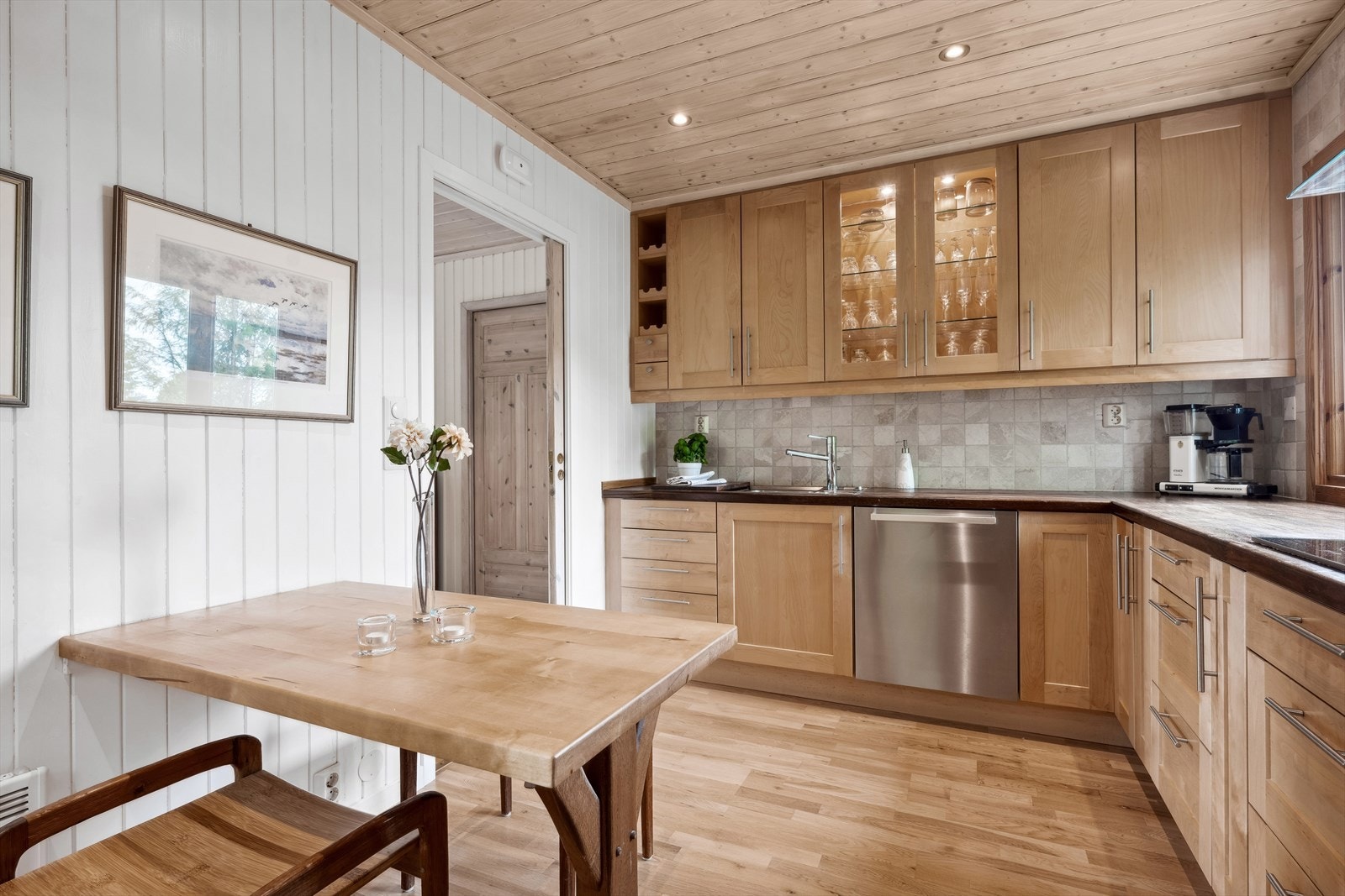 Praktisk kjøkken fra 2008 - Innredning fra Østby med fronter i lakkert bjørk. Galleribilde