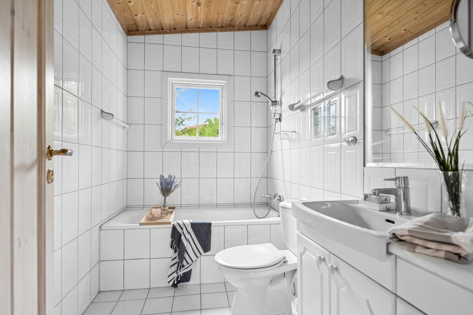 Baderom i 1. etasje med innbygget flislagt badekar. Galleribilde