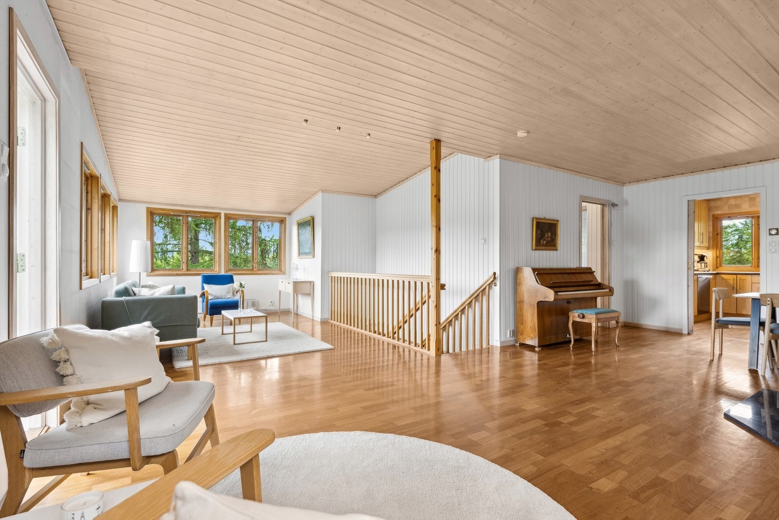 Stor og luftig stue i 1. etasjen Galleribilde
