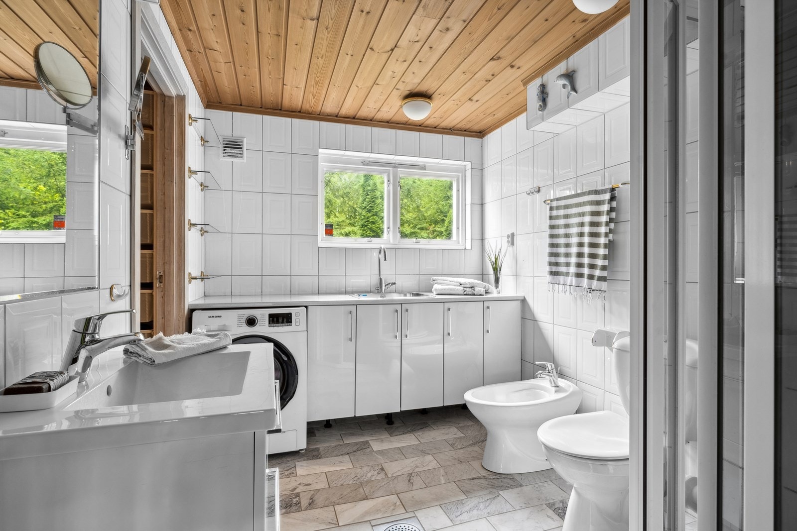 Bad/vaskerom i underetasjen Galleribilde