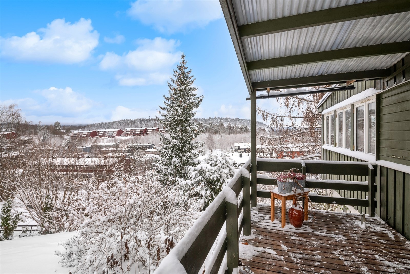 Eiendommen ligger høyt og fritt Galleribilde