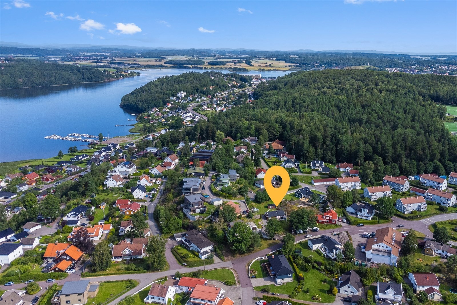 Tre solrike boligtomter selges samlet i et attraktivt boligområde med en attraktiv beliggenhet i Vestskogen. Galleribilde
